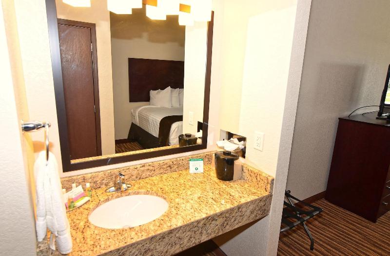 Cobblestone Inn & Suites - Clarion image