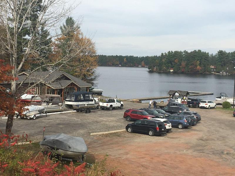 Muskoka Lake And Marina View Room — photo 4