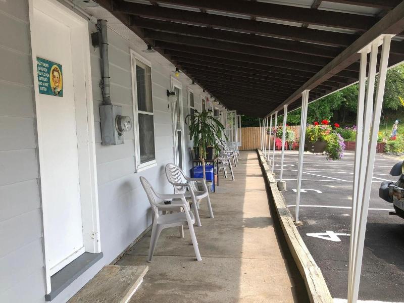 Oakwood Motel image