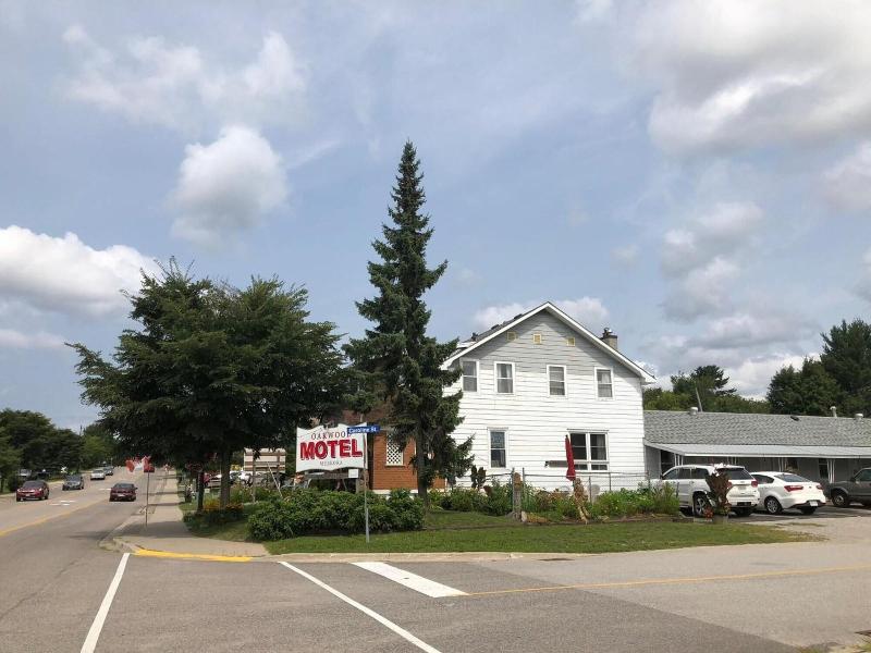 Oakwood Motel — exterior view