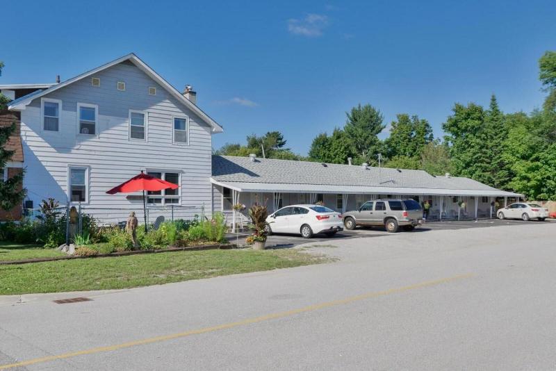 Oakwood Motel image