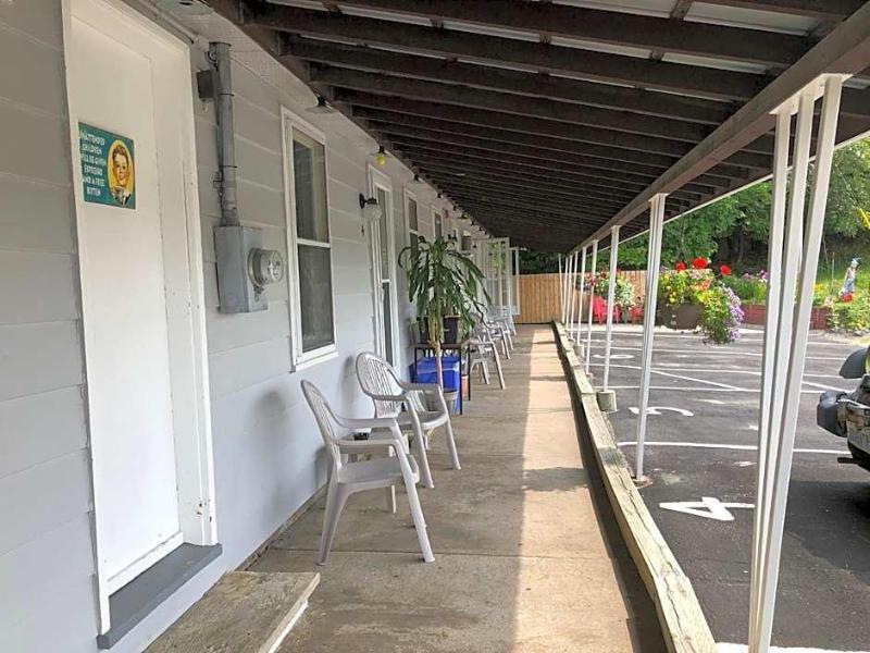 Oakwood Motel image