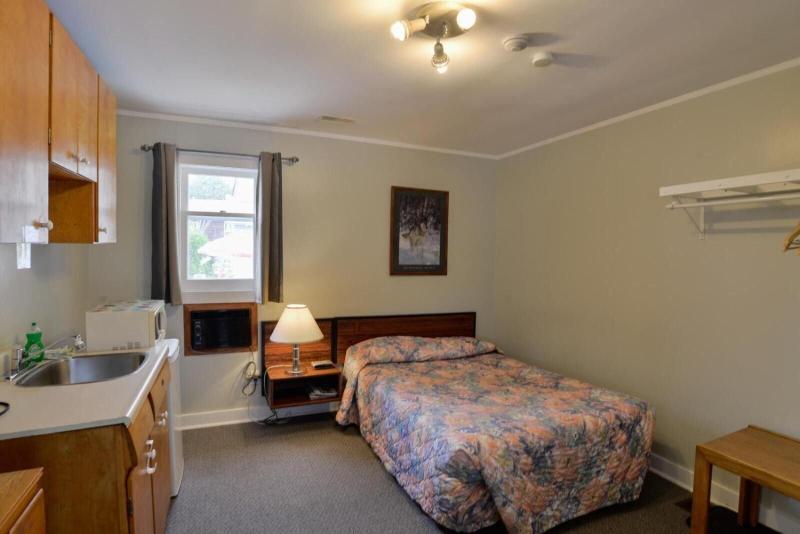 Oakwood Motel image