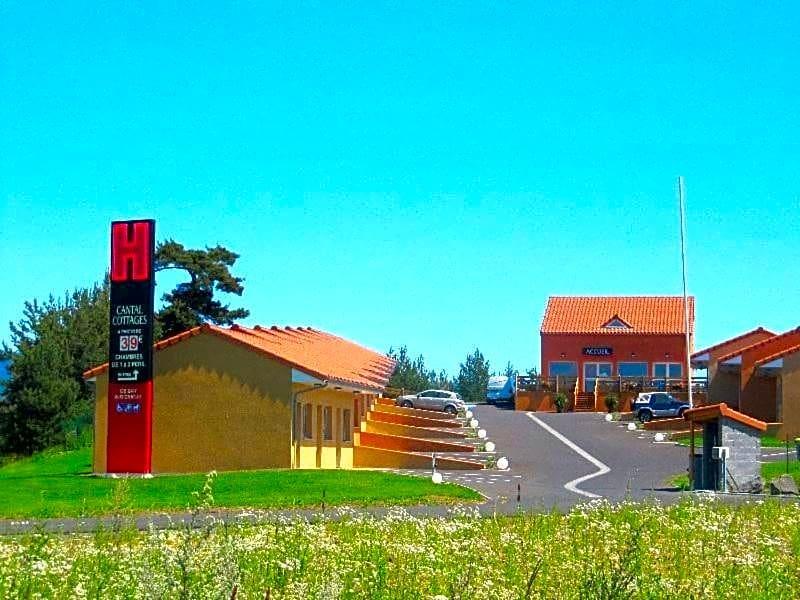 Hôtel Cantal Cottages image