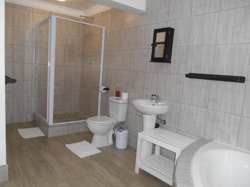 Oakwood Lodge image