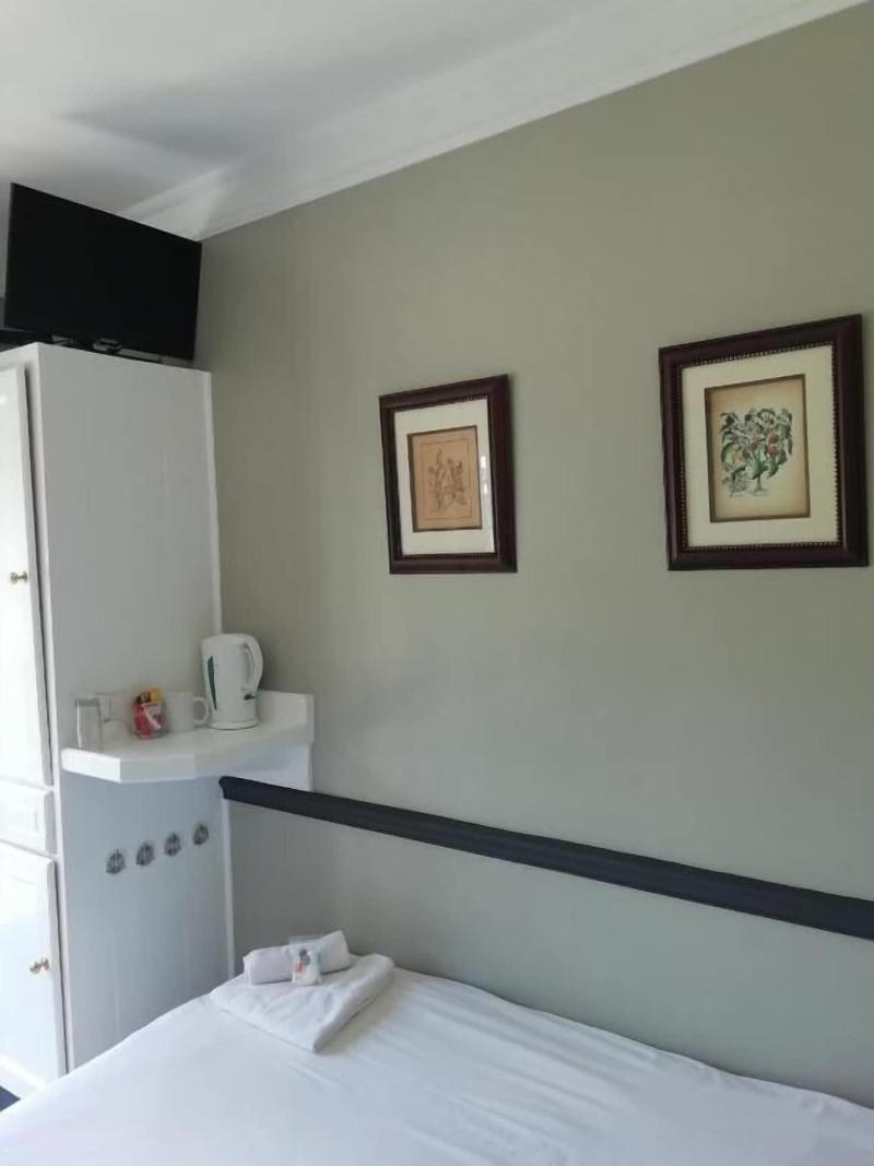 Oakwood Lodge image