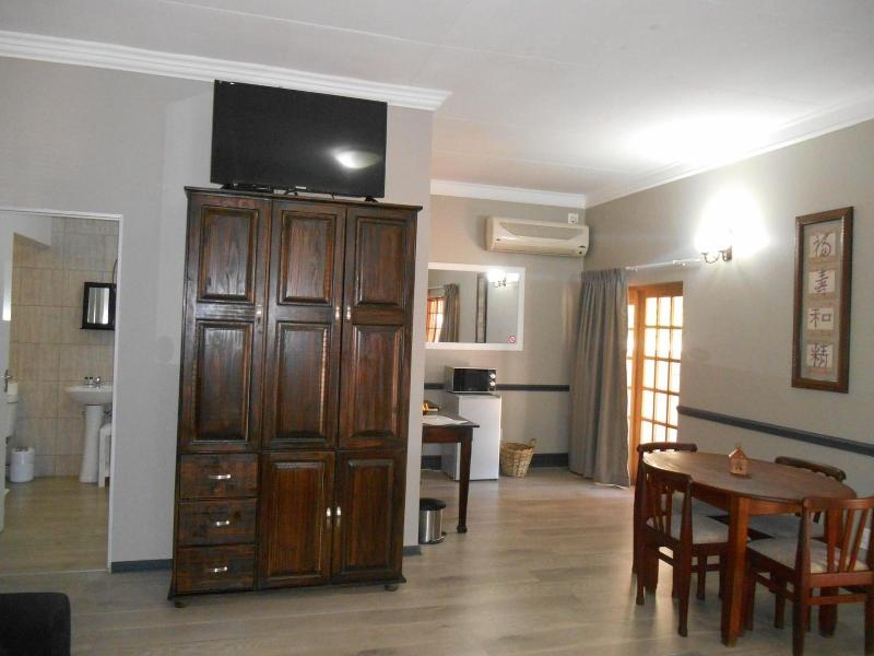 Oakwood Lodge image
