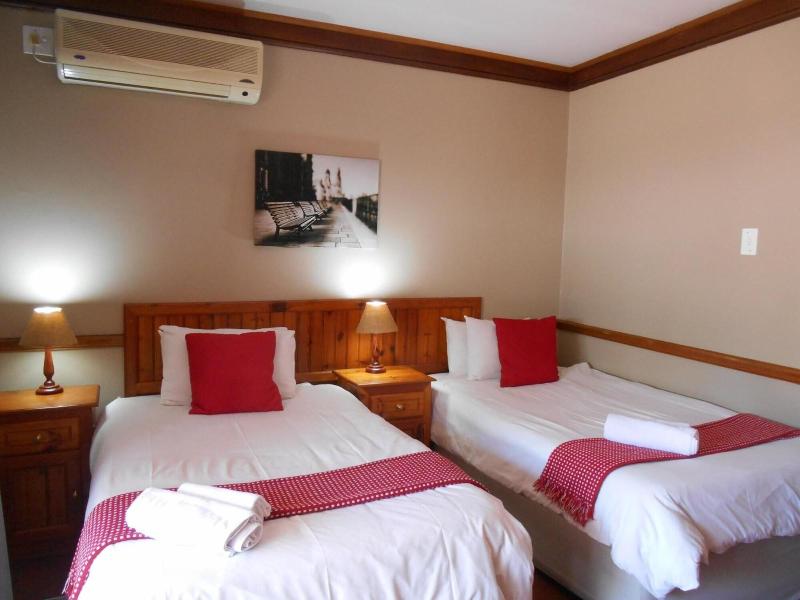 Oakwood Lodge image