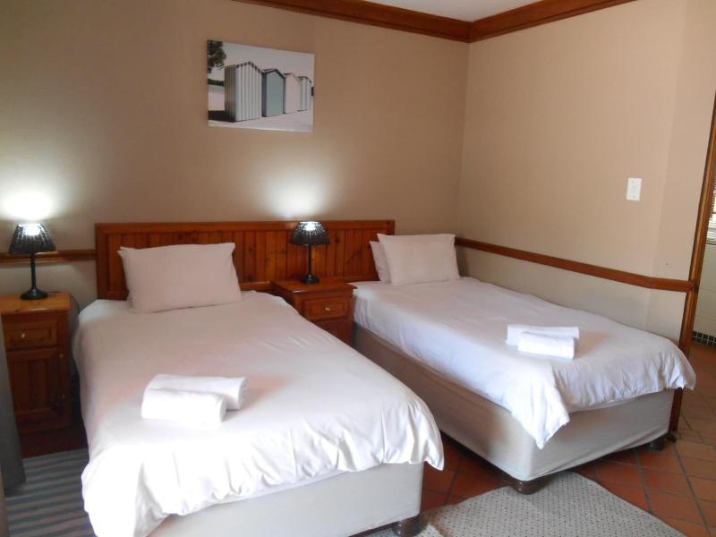 Oakwood Lodge image