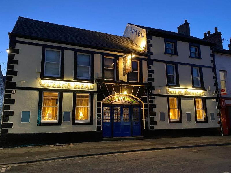 The Queens Head Hotel image