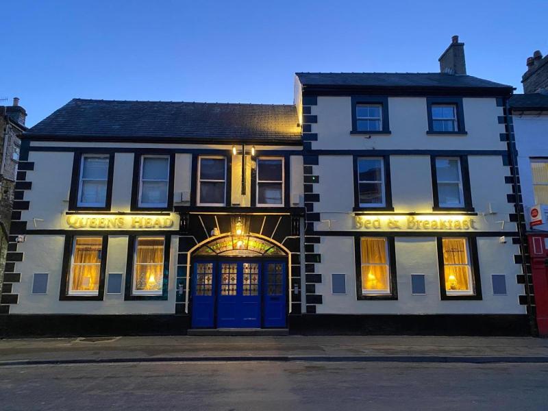 The Queens Head Hotel image
