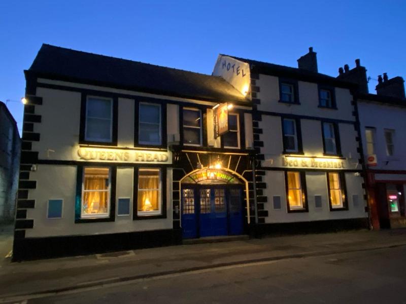 The Queens Head Hotel image
