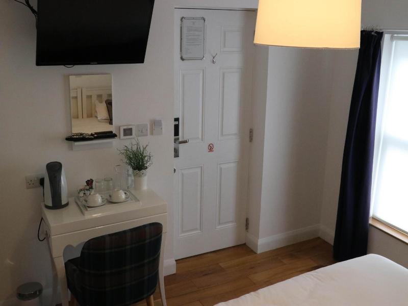 The Queens Head Hotel image