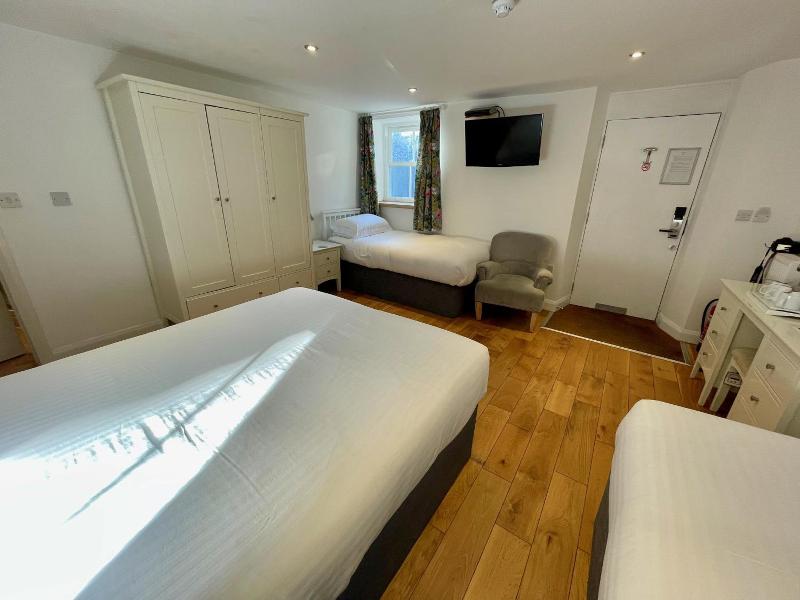 The Queens Head Hotel image