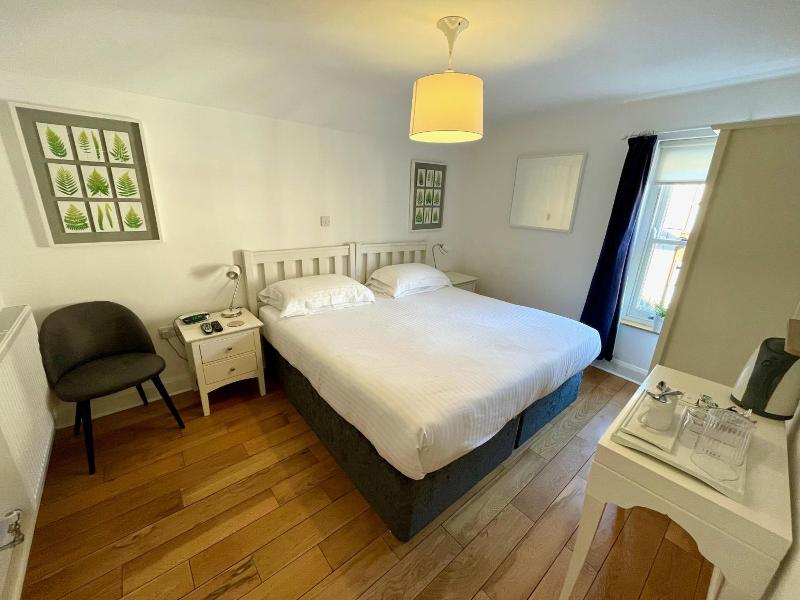 The Queens Head Hotel image
