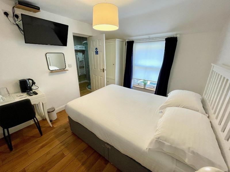 The Queens Head Hotel image