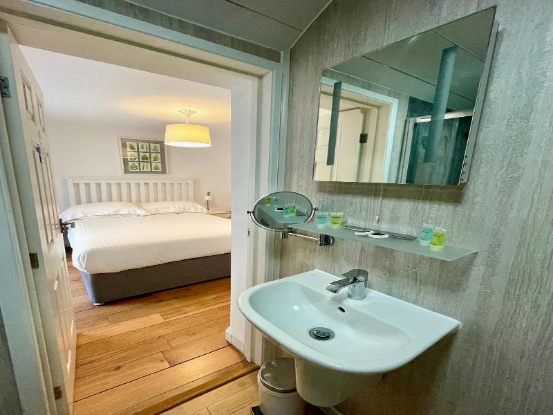 The Queens Head Hotel image
