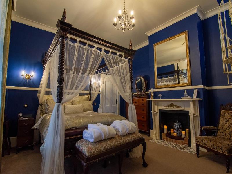 Heytesbury House image