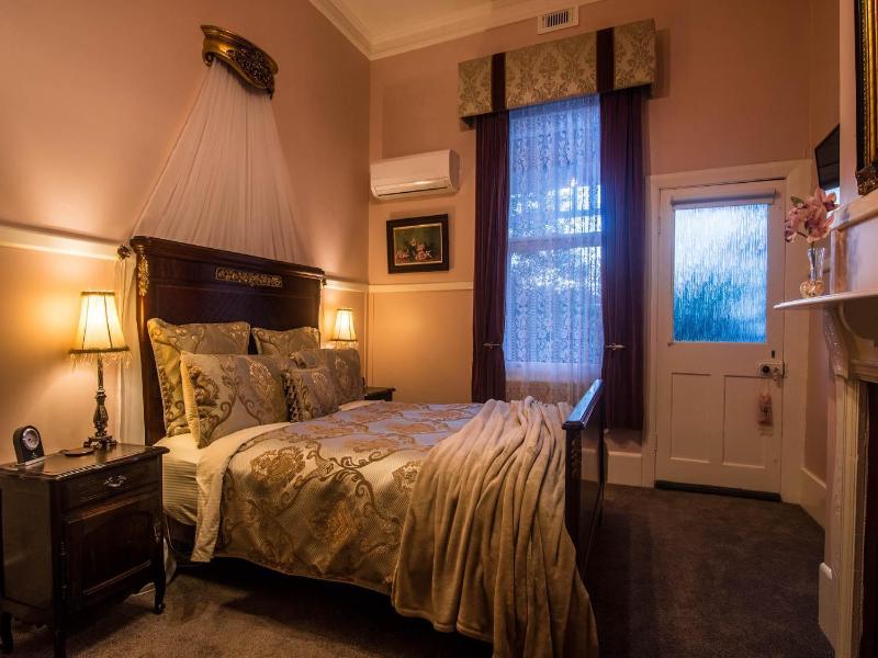 Heytesbury House image