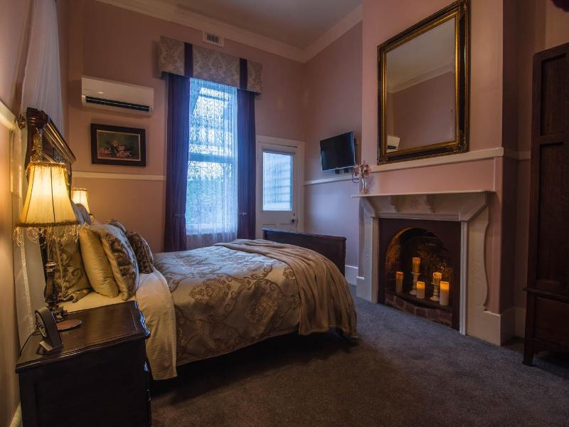 Heytesbury House image