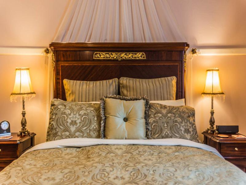 Heytesbury House image