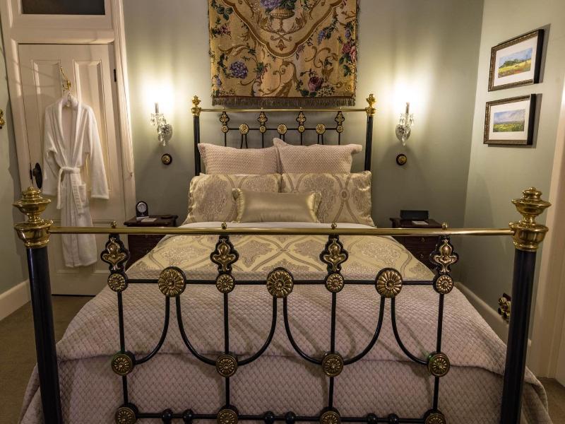 Heytesbury House image