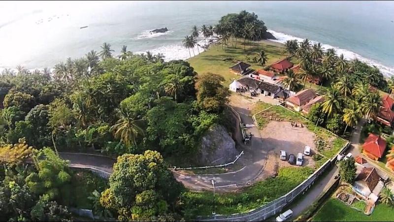 Legon Pari Beach Resort