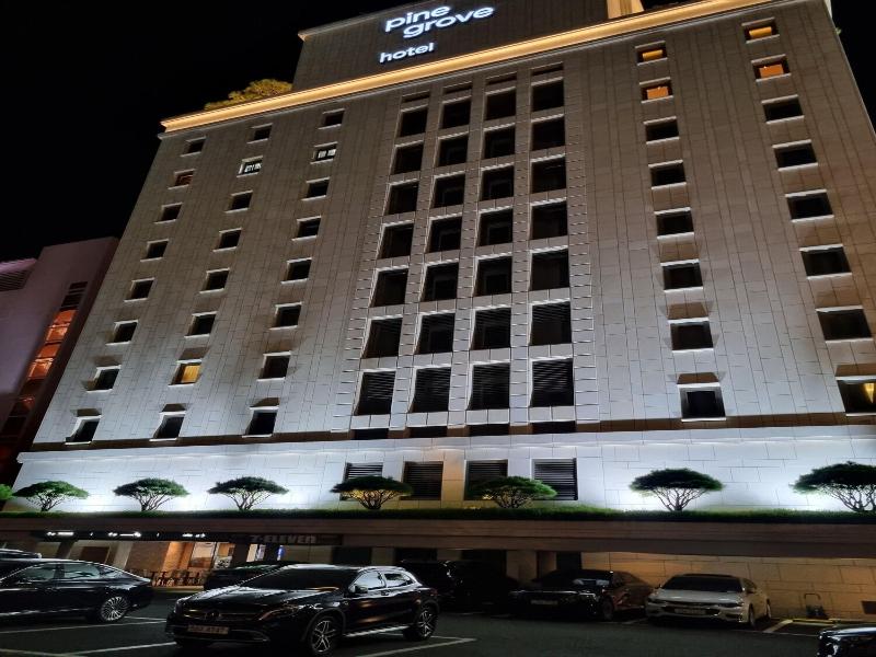 Pine Grove Hotel image