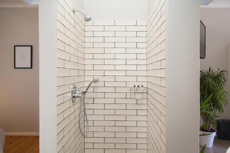 Loddeys Guesthouse image