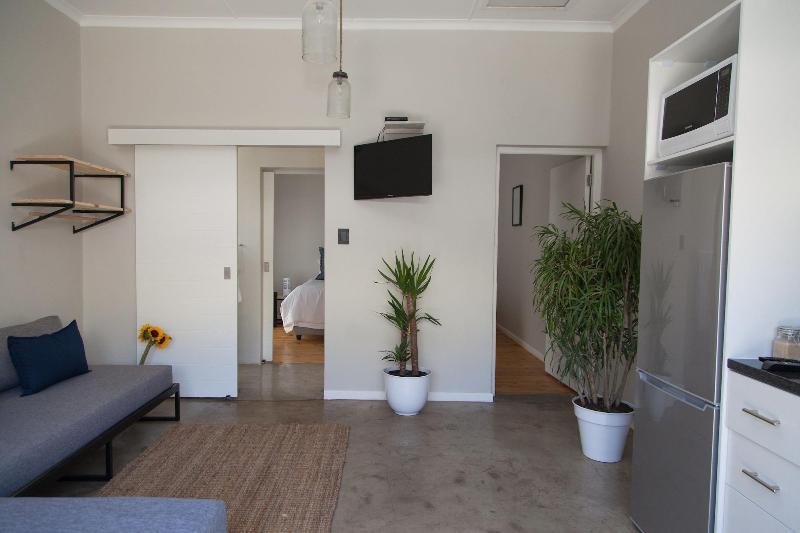 Loddeys Guesthouse image