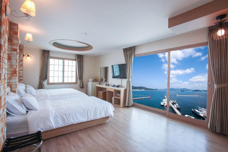 Pam Beach image
