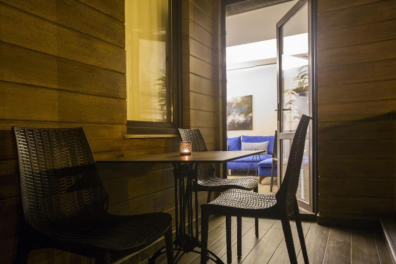 Maxuite Hotel In Home image