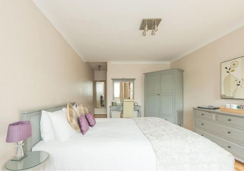 Woodcote Hotel image