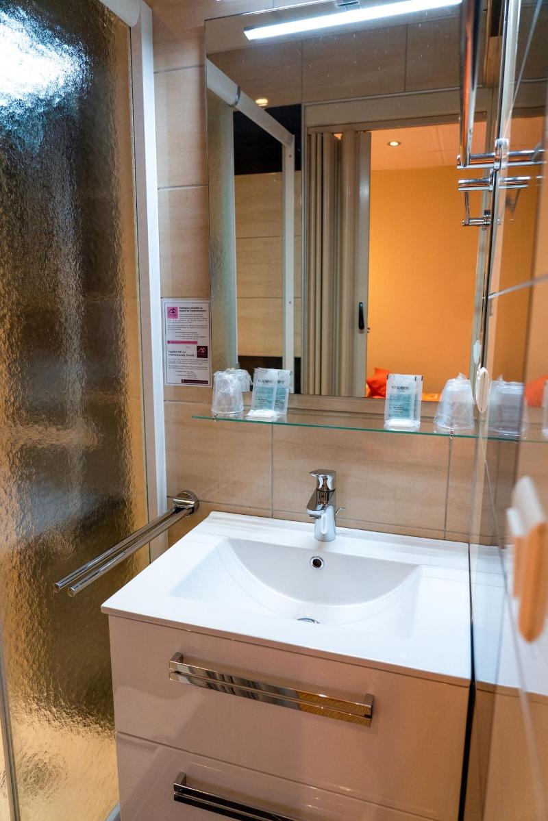 Au Primerose Hotel image