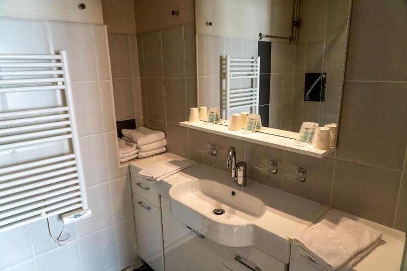 Au Primerose Hotel image