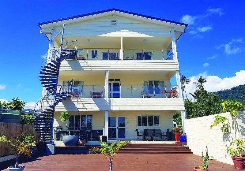Alec's Hotel image