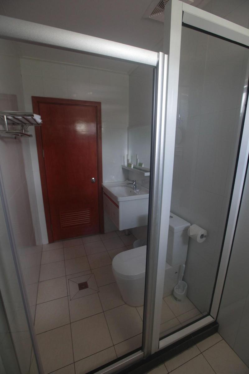 Alec's Hotel image
