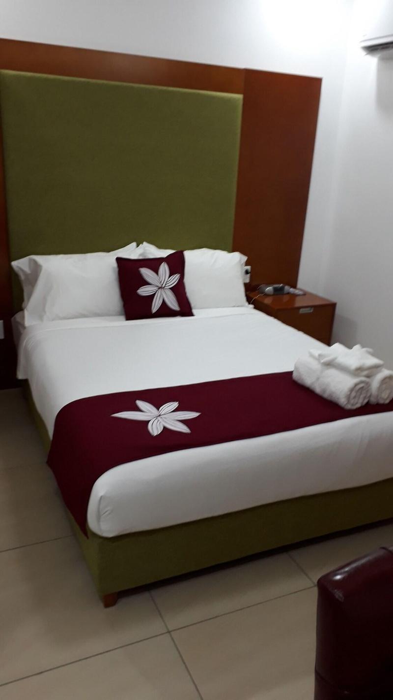 Alec's Hotel image