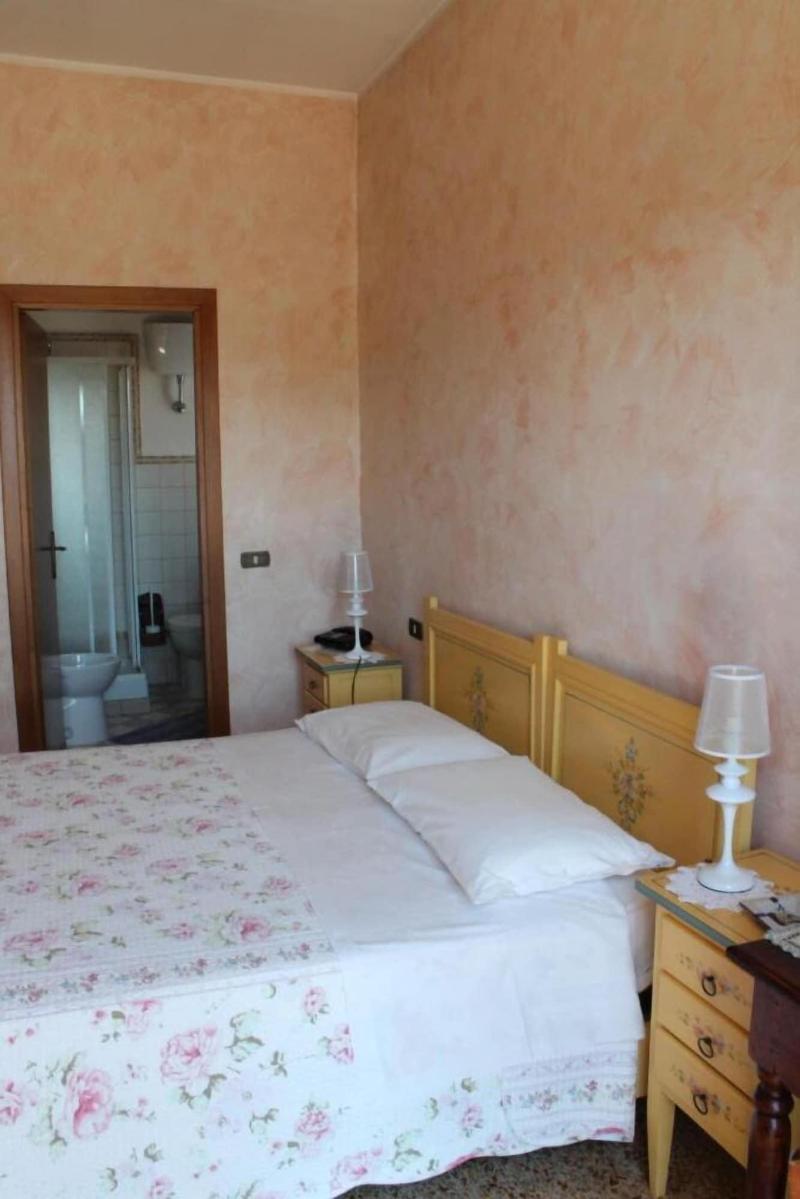 Hotel La Villa image