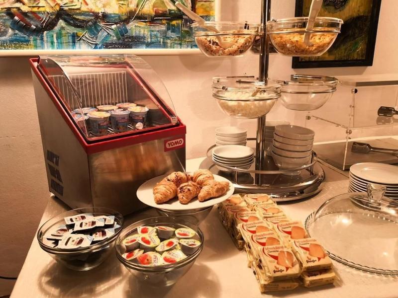 Hr Hotel image