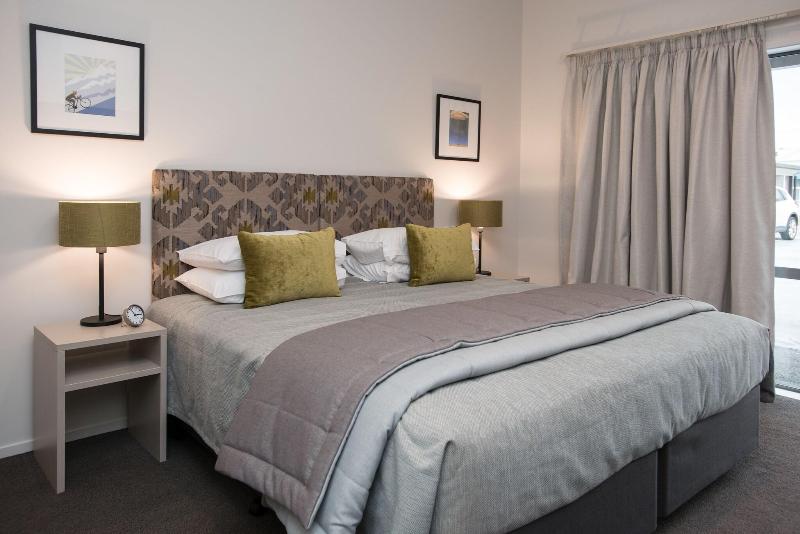 Pedlars Motel image