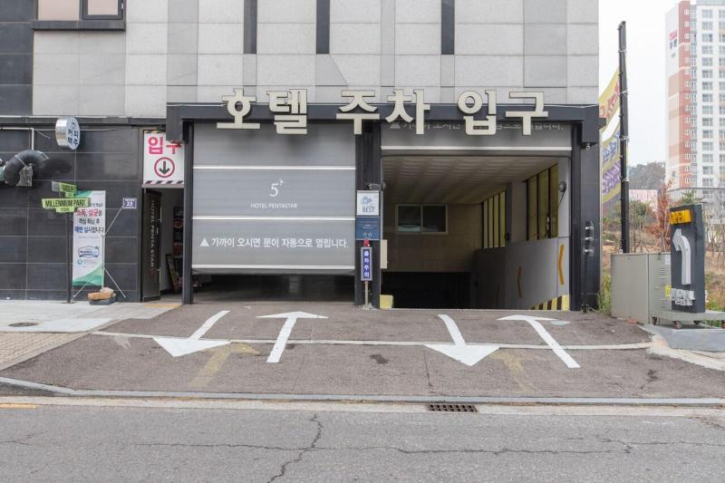 Pentastar Hotel image