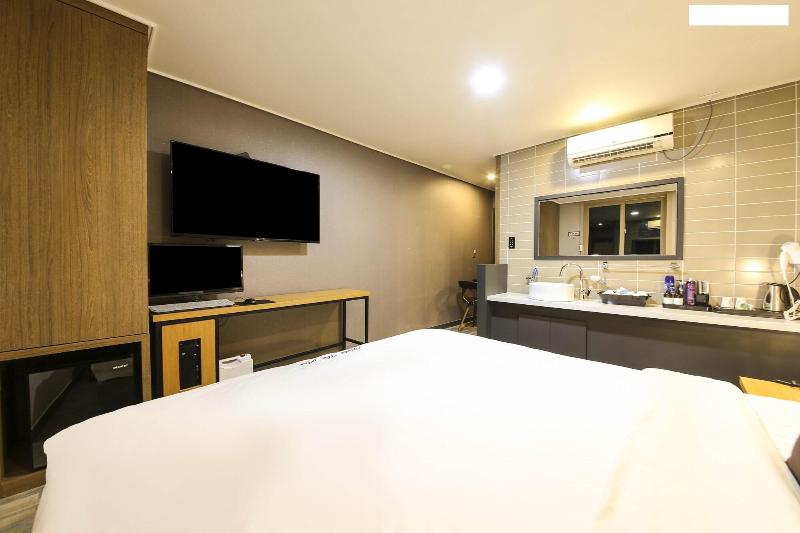 Hotel The Ace image