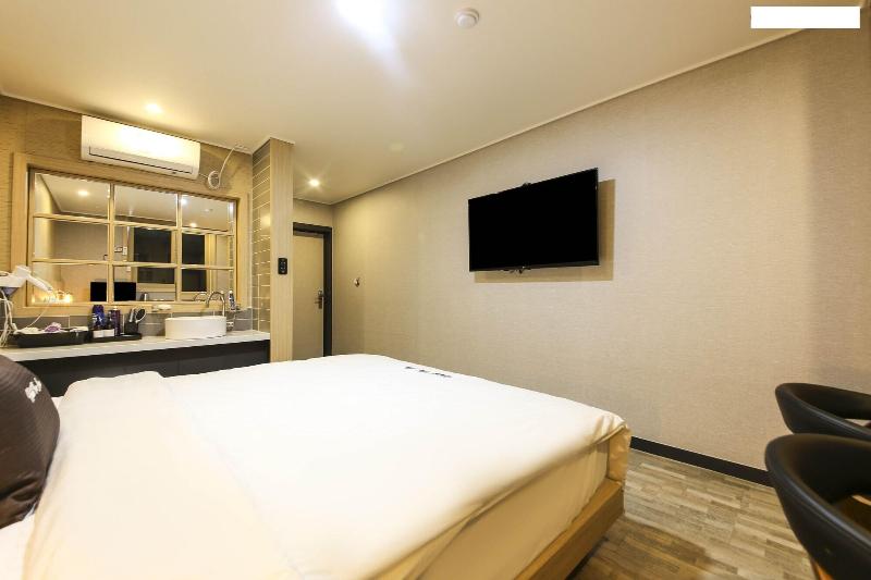 Hotel The Ace image