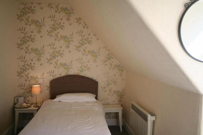 Corrie Hotel image