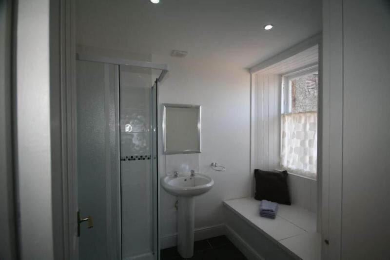 Corrie Hotel image