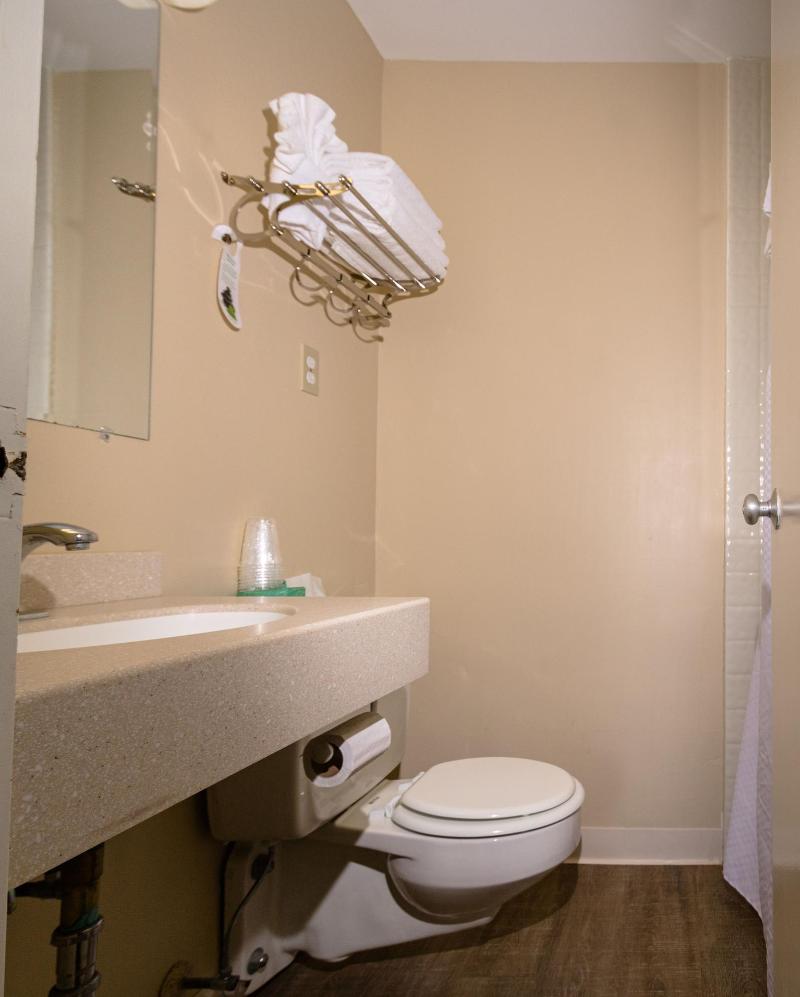 Charlroy Motel image
