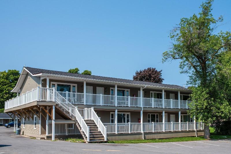 Capt.'s Inn & Suites image