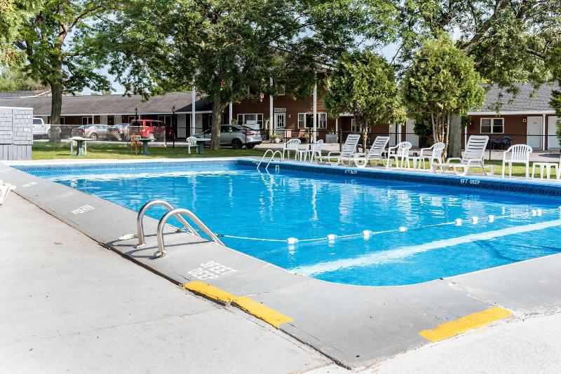 Capt.'s Inn & Suites image