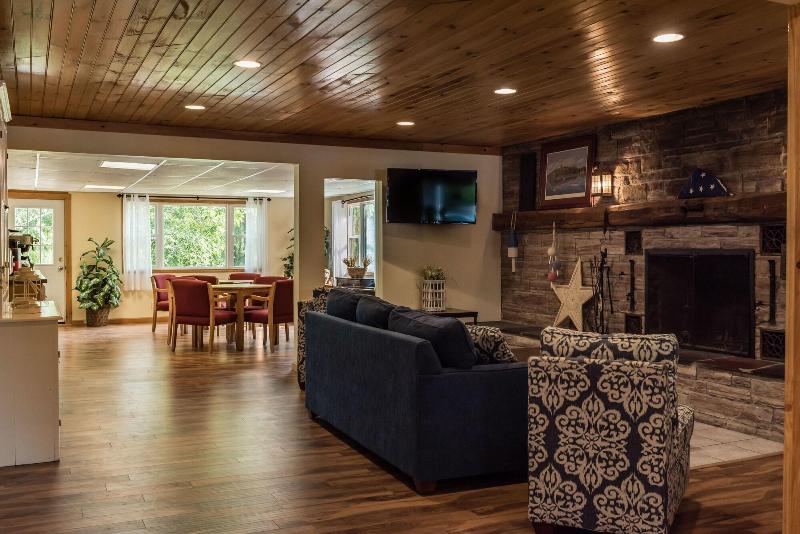 Capt.'s Inn & Suites image